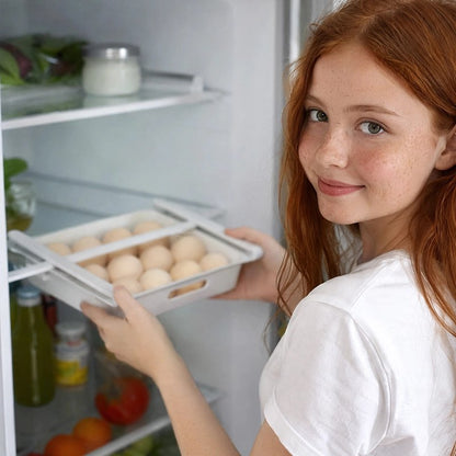 Boite à oeufs avec jeune fille
