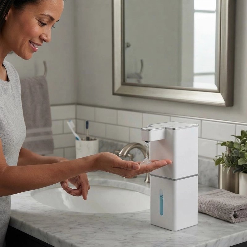 Distributeur de savon automatique​ dame  prennant savon
