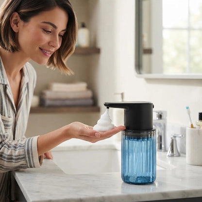 Distributeur de savon automatique​ femme tendant la main