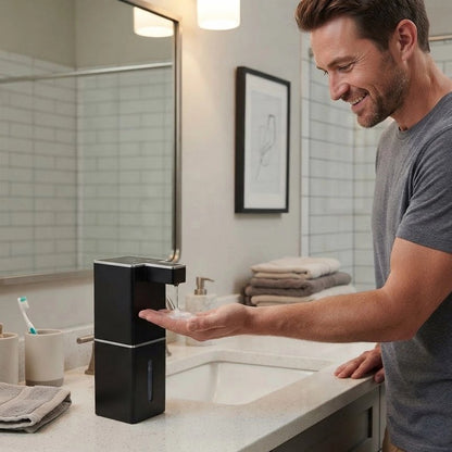Distributeur de savon automatique​ homme avec chandail gris prenant savon
