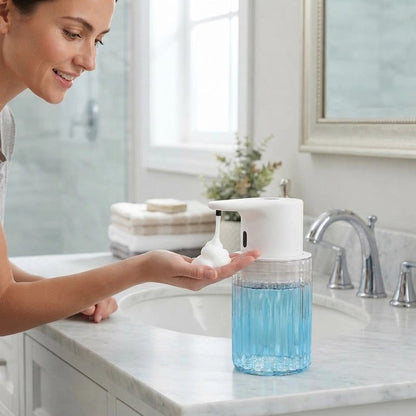 Distributeur de savon automatique​ jeune benne tendant la main