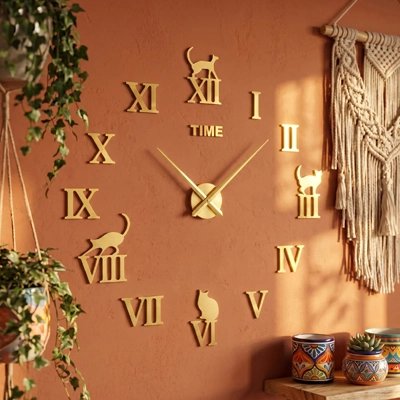 Horloge murale design sur mur orange