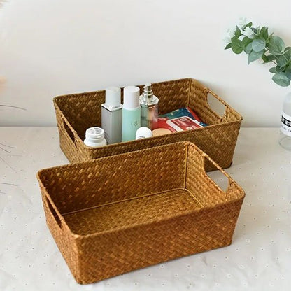 Paniers de rangement un vide et l'autre avec bouteille 