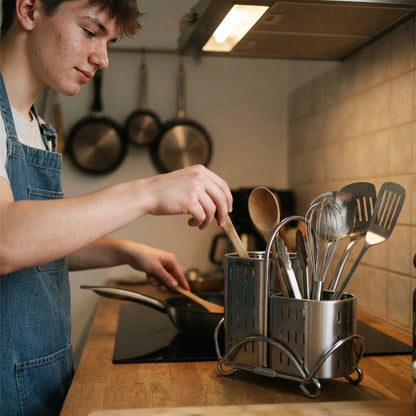 Pot ustensiles Cuisine  jeune homme prenant ustensile