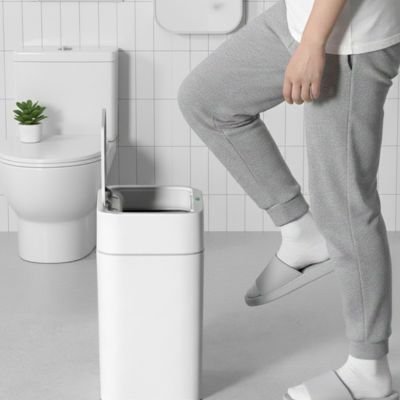 Poubelle salle de bain dame ouvre avec genou