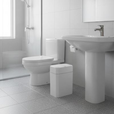 Poubelle salle de bain entre toilette et lavabo